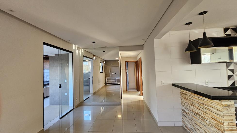 Painel espelhado na sala porta de vidro para espaço gourmet
