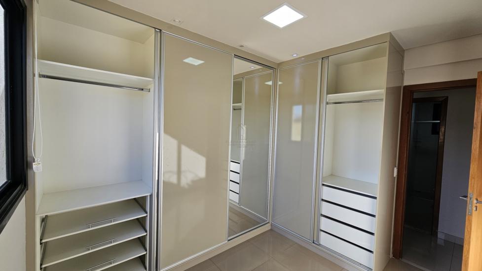 Terceiro quarto com armários em L